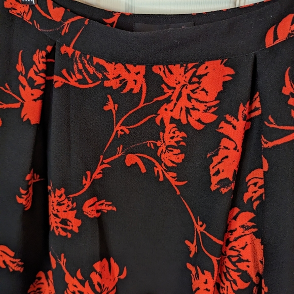 Who what wear black and red floral flare skirt size 2 (see measurements) - Picture 2 of 8